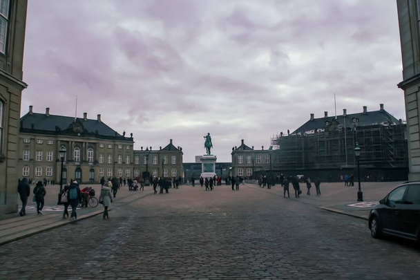 Palazzo Amalienborg e l'omonima piazza. La monumentale statua equestre del fondatore di Amalienborg, re Federico V al centro, a Copenaghen, Danimarca. - Foto, immagini