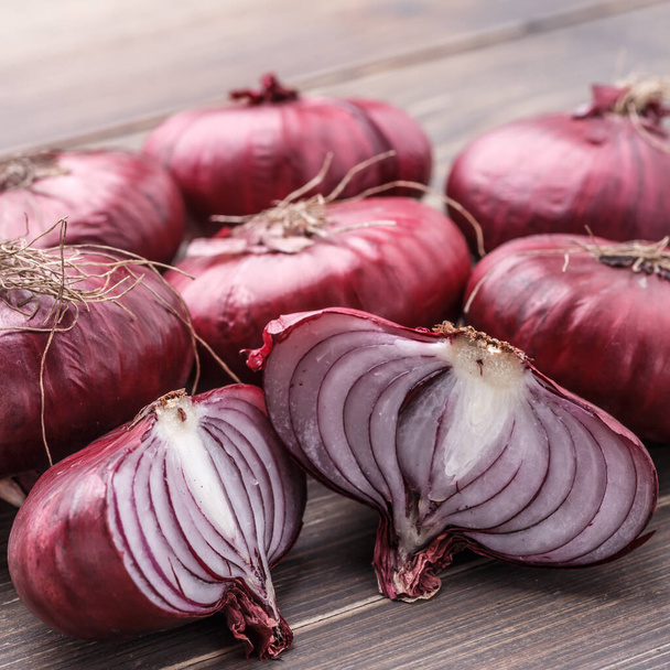 red onions on rustic wood - Foto, Imagen