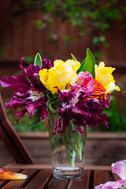 Ramo de tulipanes estilo loro - Foto, Imagen