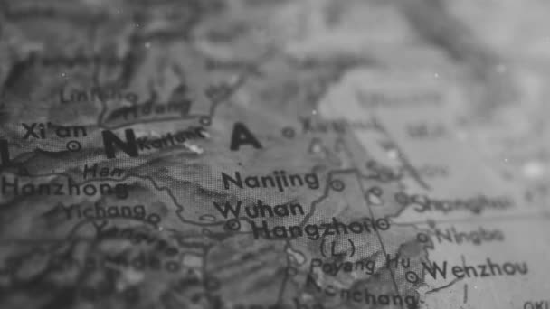 Wuhan város és Kína térképe egy régi Föld földgömb térképén. Fekete-fehér tónus.  - Felvétel, videó