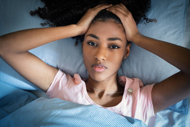 Uma mulher negra que sofre de insônia distúrbio do sono - Foto, Imagem