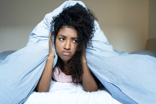 zamyślona czarna kobieta próbuje spać w łóżku cierpiąc na bezsenność - Zdjęcie, obraz