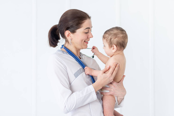 pediatrics, a doctor examines a baby boy, the concept of medicine and health - Foto, imagen
