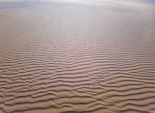hermoso desierto arena duna fondo. viento ondulaciones líneas o efectos de las olas en las arenas de cerca. - Foto, imagen