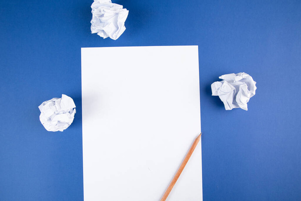 χαρτί με μολύβι και λωρίδες χαρτιού σε μπλε φόντο - Φωτογραφία, εικόνα