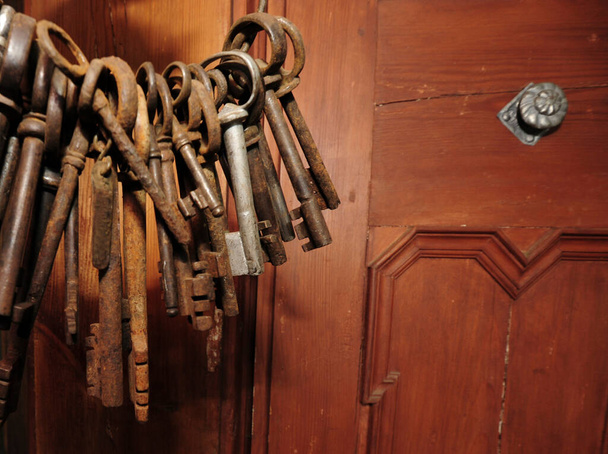 старый ключ для запирания и открытия дверей или ворот - Фото, изображение