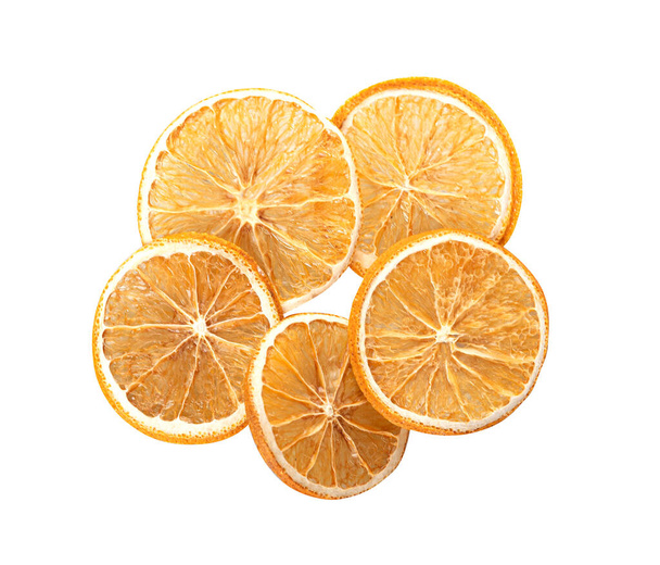 Круглые ломтики сушеного апельсина, изолированные на белом фоне - Фото, изображение