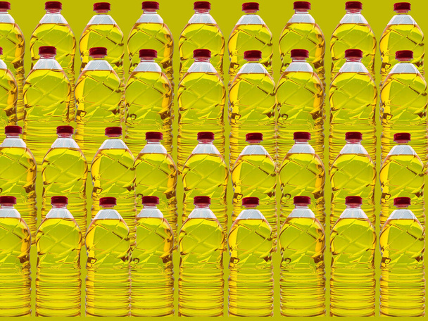Plastic flessen met eetbare sojaolie op een commerciële en thematische achtergrond. Sojaolie is een soort plantaardige olie gewonnen uit sojabonen en is rijk aan meervoudig onverzadigde vetten, omega 3 en 6 en vitamine E. - Foto, afbeelding