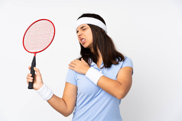 Genç badmintoncu kadın izole edilmiş beyaz arka planda çabaladığı için omuz ağrısı çekiyor. - Fotoğraf, Görsel