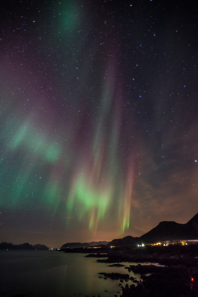aurora borealis denize dikey kompozisyon - Fotoğraf, Görsel