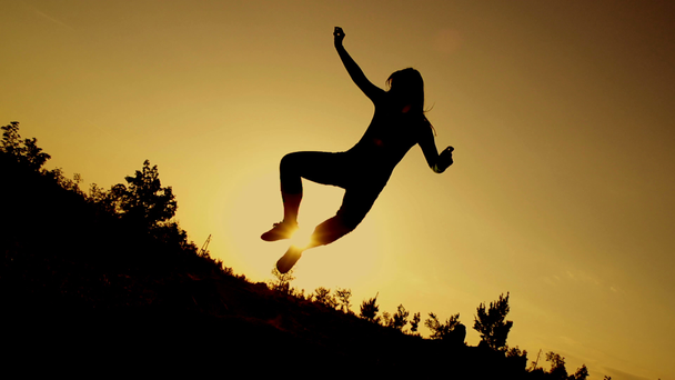 Mujer haciendo salto divertido
 - Imágenes, Vídeo
