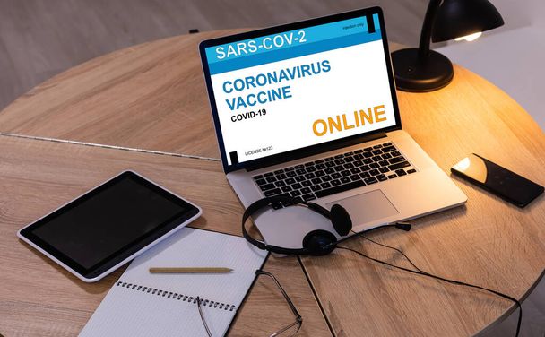 online ραντεβού για την υγεία, κράτηση ή αποθεματικό εμβόλιο coronavirus ή covid-19 στην έννοια της κοινωνικής εξ αποστάσεως υγειονομικής περίθαλψης σε quanrantine άτομα στο σπίτι χρησιμοποιώντας φορητό υπολογιστή. - Φωτογραφία, εικόνα