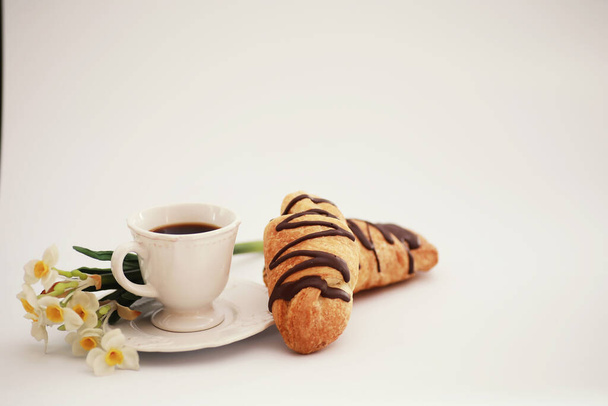 Pequeno-almoço francês na mesa. Croissant café com chocolate e decantador com creme. Produtos de pastelaria frescos e café descafeinado. - Foto, Imagem