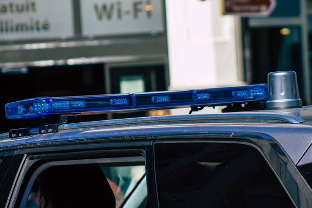 Ρεμς Γαλλία 26 Απριλίου 2021 Αστυνομικό αυτοκίνητο περιπολεί στους δρόμους της Ρεμς κατά τη διάρκεια της επιδημίας του κορωναϊού που έπληξε τη Γαλλία - Φωτογραφία, εικόνα