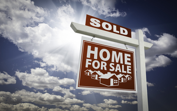 Rot verkauft Haus zu verkaufen Immobilienschild über schönen Wolken und blauem Himmel. - Foto, Bild