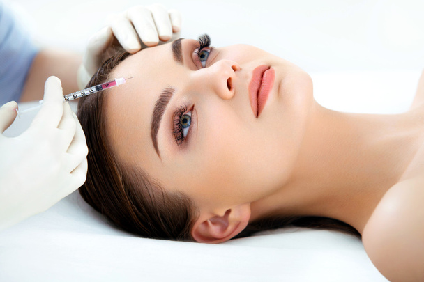 Beautiful woman gets injections. Cosmetology. Beauty Face - Foto, Bild