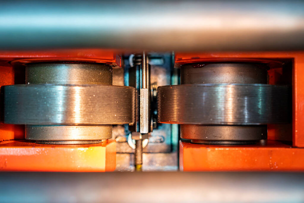 Bild von oben Nahaufnahme Stahlstange oder Stabmaterial Werkstück und Rolle der kontinuierlichen horizontalen CNC-automatischen Gewindewalzmaschine für die Industrie - Foto, Bild