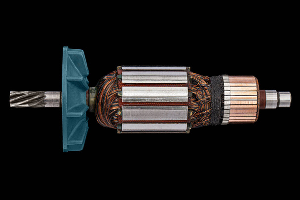 Ротор або анкерний електродвигун крупним планом, ізольовані на чорному тлі
 - Фото, зображення
