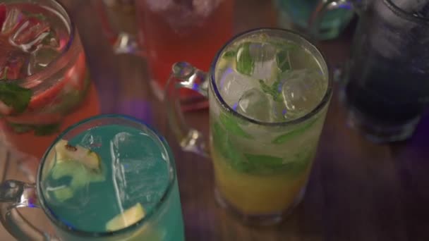 Fruitmixologie, kleurrijke cocktails op de houten tafel. Warme gekleurde cocktails. Restaurant cocktail bar video concept. Video in slow motion - Video