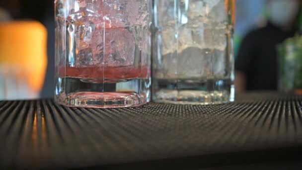 Fruitmixologie, kleurrijke cocktails op de houten tafel. Warme gekleurde cocktails. Restaurant cocktail bar video concept. Video in slow motion - Video