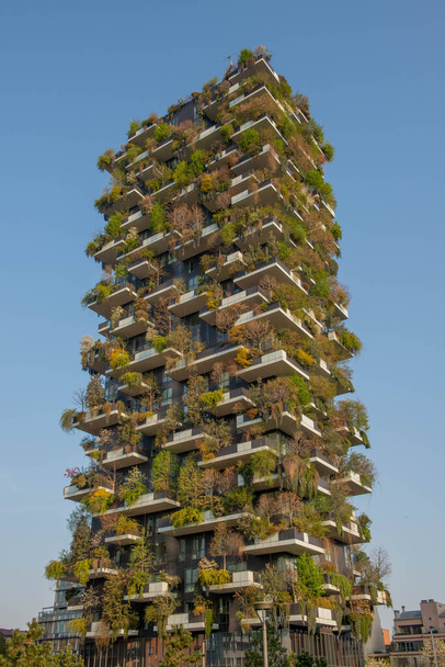 Milan Italië 29 maart 2021: Bosco Verticale "nieuwe en moderne wolkenkrabber met bomen die groeien op de balkons, in de wijk Isola van Milaan - Foto, afbeelding