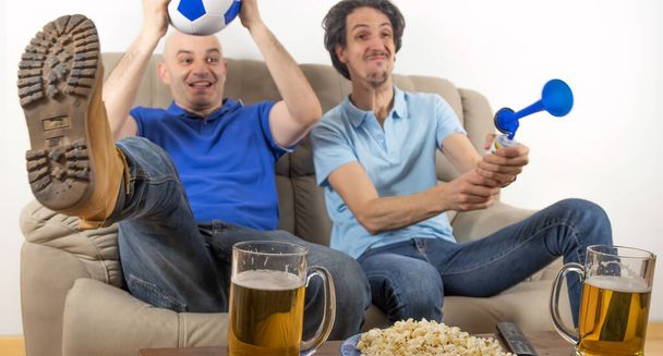 hombres viendo fútbol y bebiendo cerveza
 - Foto, Imagen