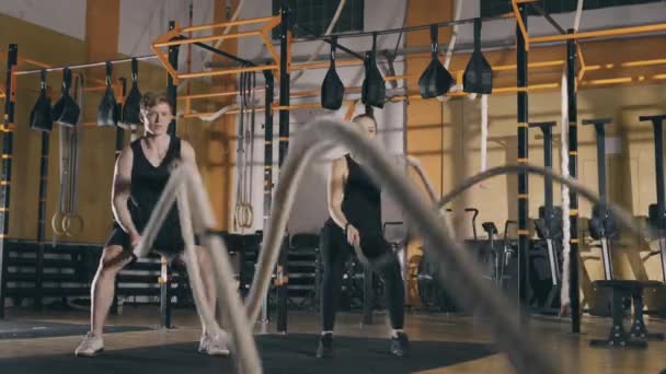 Training with battle ropes - Materiał filmowy, wideo