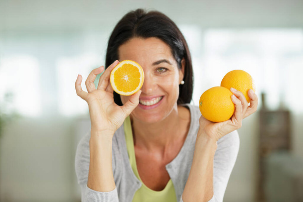 woman having fun with oranges - Foto, imagen