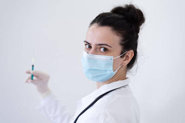 Жінка-лікар готує вакцину проти коронавірусу COVID-19
 - Фото, зображення