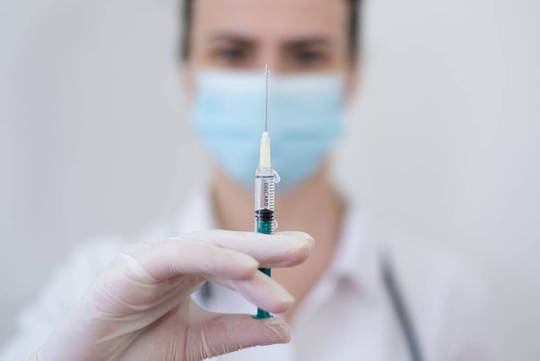 Sepelvaltimotautirokotetta valmistava naislääkäri COVID-19 rokote - Valokuva, kuva
