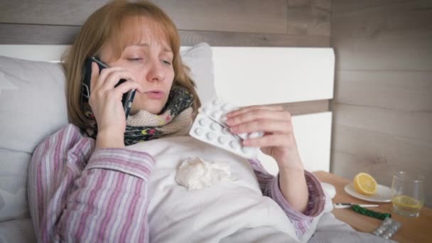 Άρρωστη γυναίκα στο κρεβάτι - Πλάνα, βίντεο