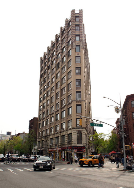 1929 vícepodlažní obytná budova Art Deco na adrese 2 Cornelia Street, mini-verze Flat Iron, výhled z 6th Avenue ve West Village, New York, NY, USA - 24. dubna 2021 - Fotografie, Obrázek