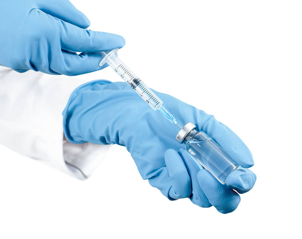Impfstoff und Spritze in den Händen eines Arztes auf weißem Hintergrund - Foto, Bild
