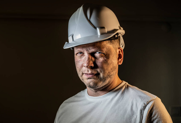 robotnik budowlany pracownik z brudną twarzą patrząc w aparat zbliżenie portret - Zdjęcie, obraz