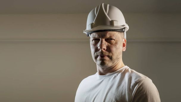 trabajador trabajador de la construcción con la cara sucia mirando la cámara Primer plano retrato - Foto, Imagen