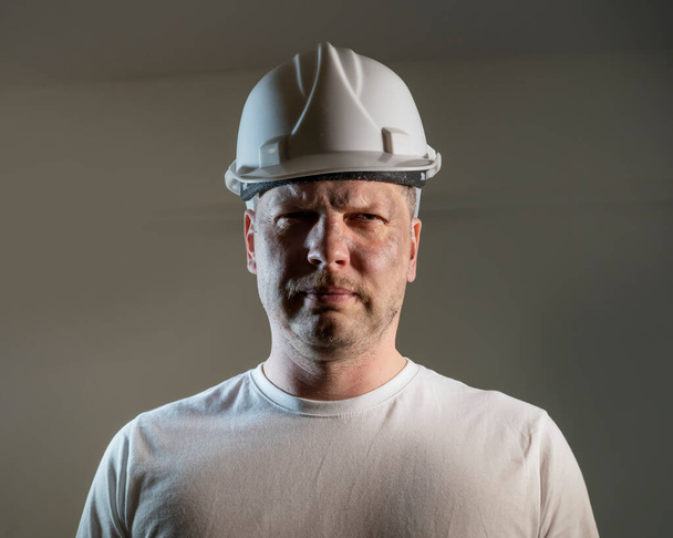 trabajador trabajador de la construcción con la cara sucia mirando la cámara Primer plano retrato - Foto, imagen