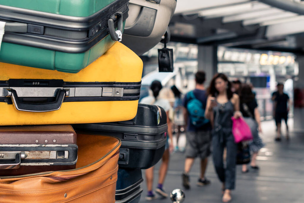 背景に観光客とターミナルでカラフルな旅行スーツケースのスタック、休日の休暇旅行 - 写真・画像