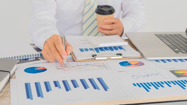 Geschäftsleute halten einen Stift in der Hand, um auf Diagramme, Grafiken, Finanzen und Analysen und Berechnung von Unternehmenserfolg zu zeigen Planungsprozessen Planungsstrategien. - Foto, Bild