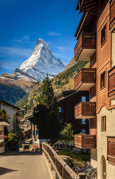 Eine Straße im Schweizer Ferienort Zermatt mit Blick auf das Matterhorn - Foto, Bild