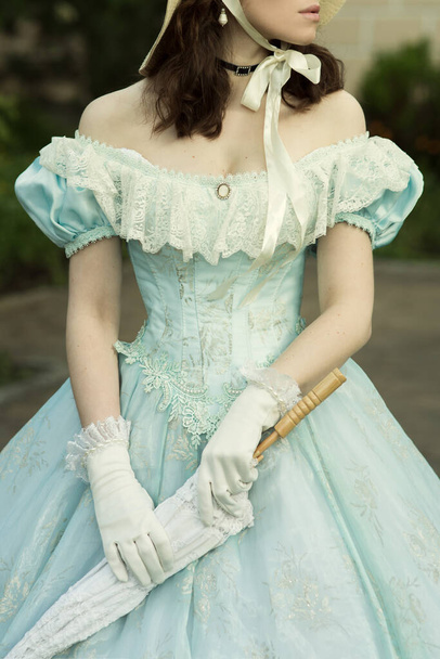 Una hermosa joven con un vestido azul histórico de 1860 años. Diseño de cubierta de libro. - Foto, Imagen