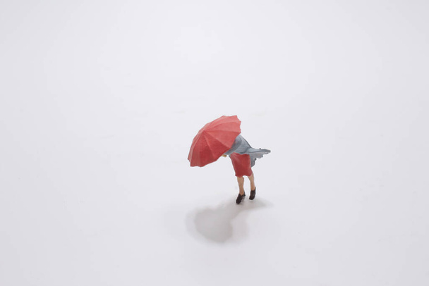 figure d'une jeune fille avec un parapluie sous la pluie,  - Photo, image