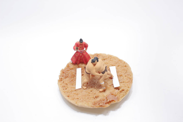 A szumó birkózó mini figurája a kekszen. - Fotó, kép