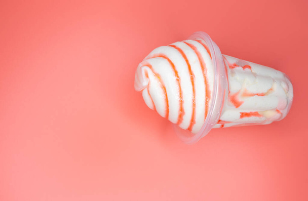 bovenaanzicht verse vanille ijsbeker op een roze achtergrond - Foto, afbeelding