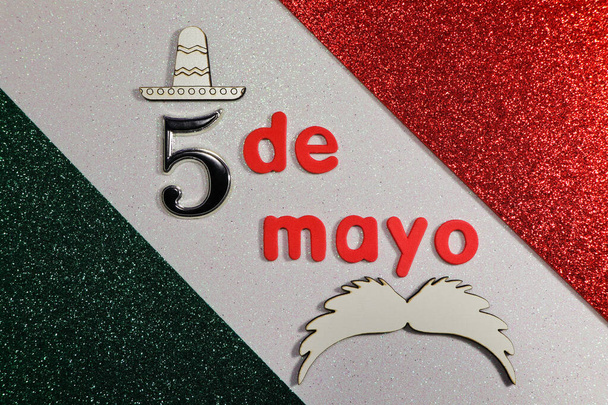 Cinco De Mayo con baffi e sombrero sui colori messicani - Foto, immagini