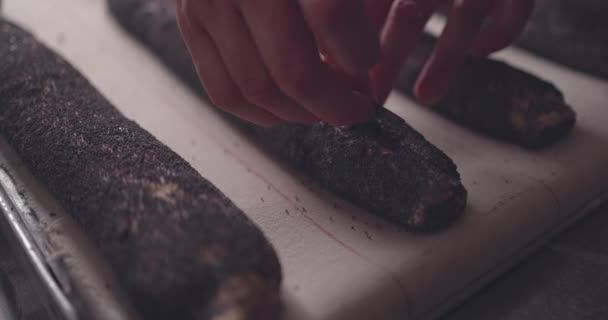Maker κάνοντας σχέδια για ακατέργαστο ψωμί ξυλάνθρακα προζύμι χρησιμοποιώντας ένα μαχαίρι, αργή κίνηση βίντεο 4k  - Πλάνα, βίντεο
