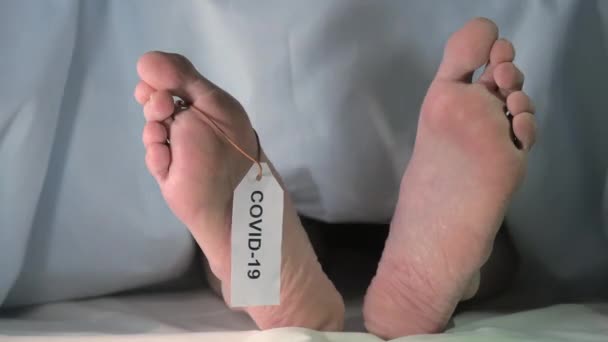 Hanging tag of covid-19 on the feet of the dead body - Footage, Video