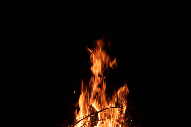 Fogo no acampamento. Lareira vermelha e madeira armação queimando com carvão no fogão para dar quente, calor e fumaça no fundo preto. - Foto, Imagem