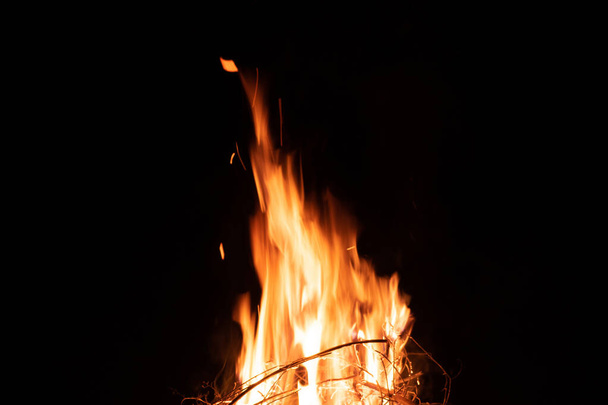Вогонь у кемпінгу. Червоний камін і каркас, що горить деревину з вугіллям в піч для дачі тепла, тепла і диму на чорному тлі
. - Фото, зображення