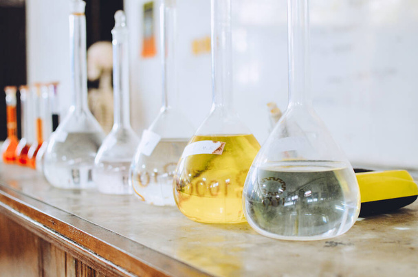 Laboratóriumi üvegedények, kísérletezésre kész berendezések egy tudományos kutató laborban - Fotó, kép