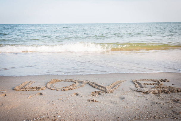 砂の背景に書かれた愛のメッセージ - 写真・画像